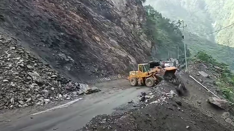 तुईनखोला नजिक खसेको पहिरो हटाइदै